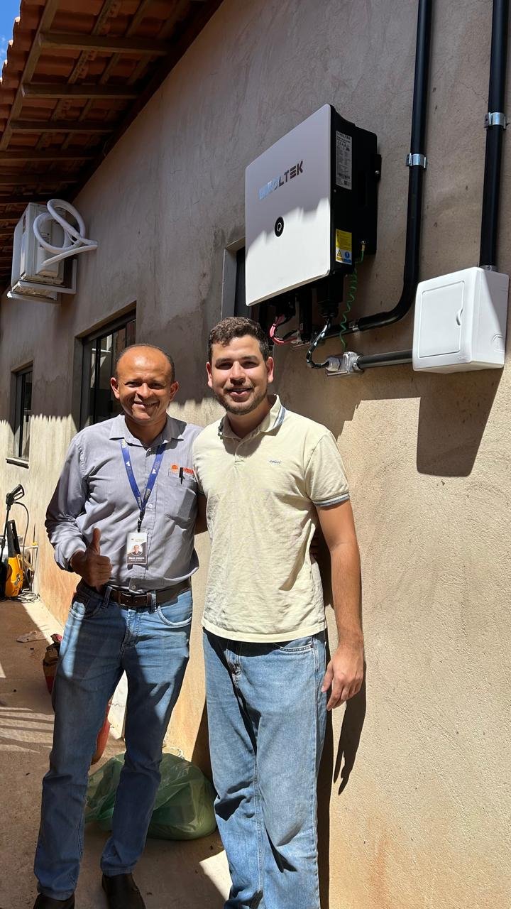 Cliente ao lado da instalação de energia solar