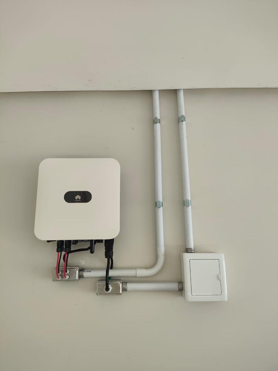 Inversor branco instalado em parede interna