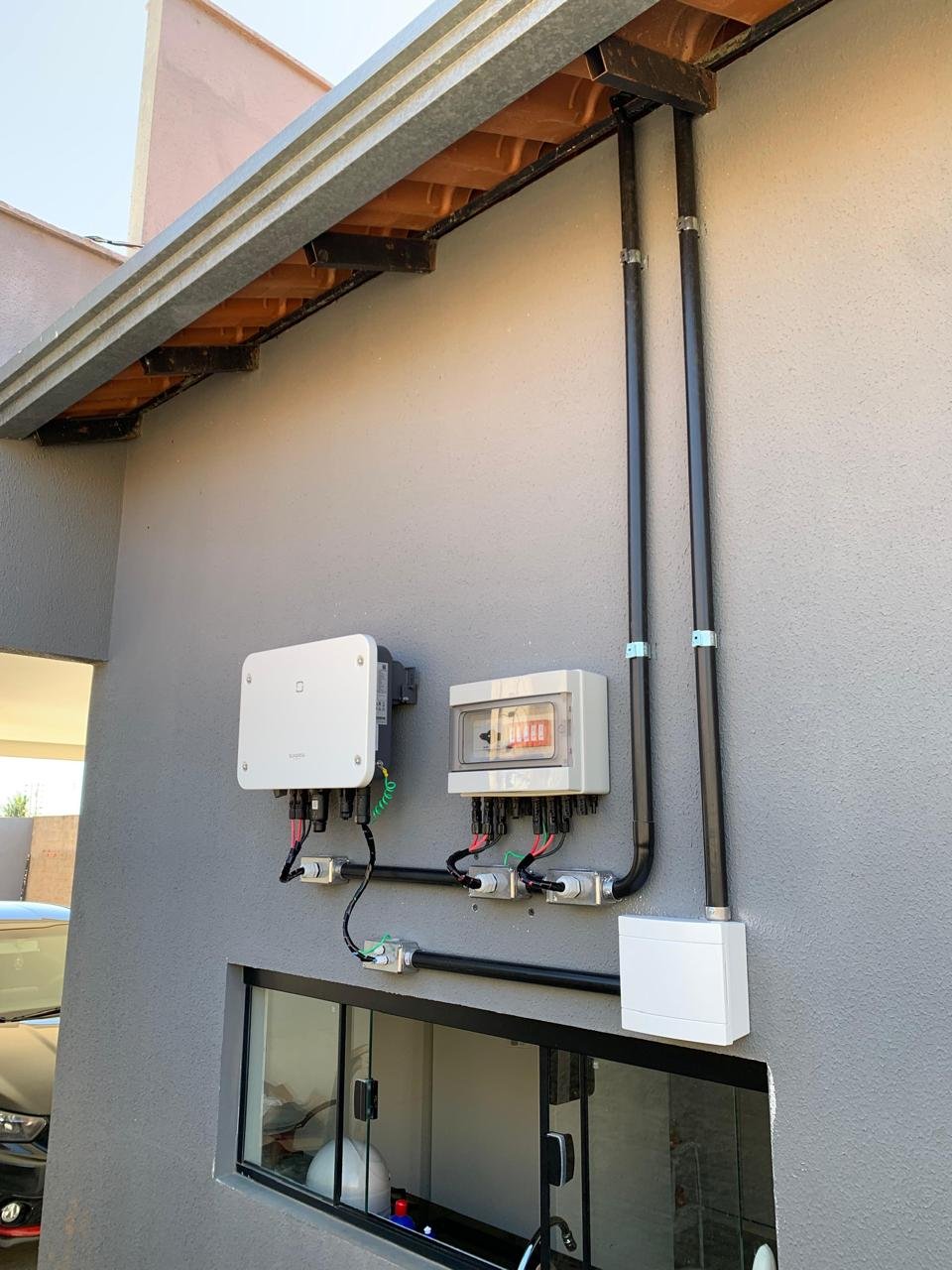 Inversor instalado em parede externa cinza