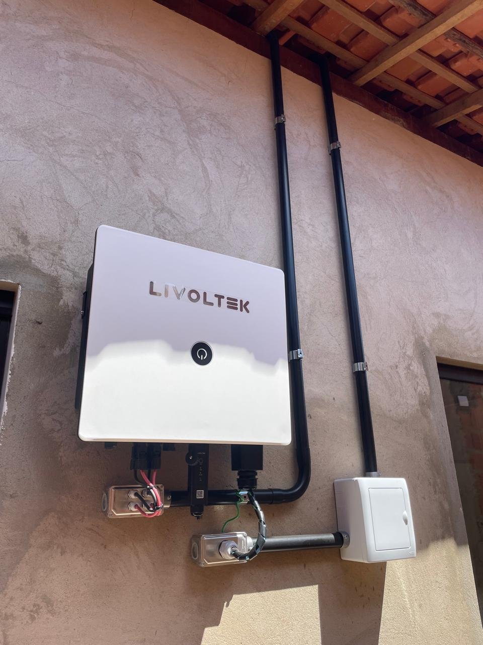 Inversor Livoltek instalado na parede